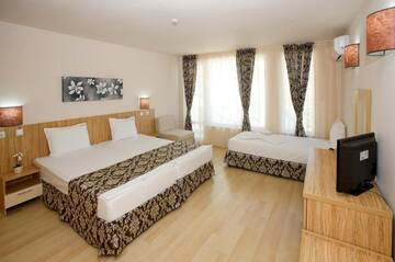 Трехместный номер с балконом в Отеле Karlovo Hotel